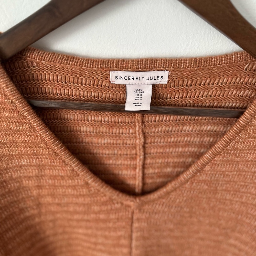 Cropped Sincerely Jules Rust Orange Ribbed V-Neck Sweater - Size Small - Picture 2 of 7